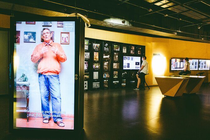 Private tour: The Escobar Years and Medellin's Social Transformation - The value of a private guide: questions don’t get buried