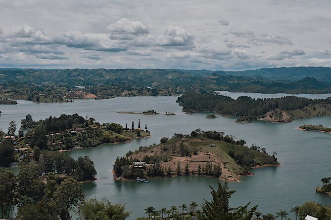 Tour Guatapé - The replica old town at the reservoir: crafts and history side-by-side