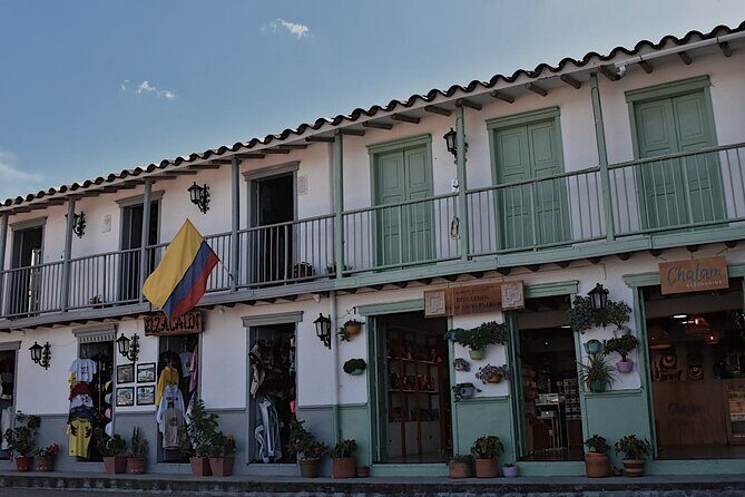 Tour Guatapé - El Peñón de Guatapé: the color stop that breaks up the day