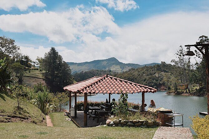 Tour Guatapé - Medellín to Guatapé in a cooled van (and why it matters)