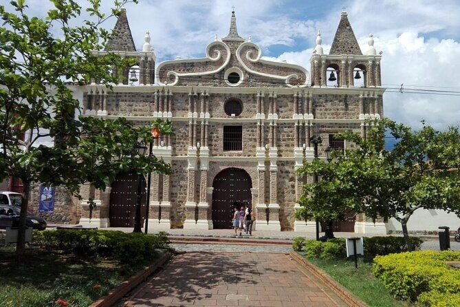 Tour Santa Fe de Antioquia - Stop 4: San Jerónimo for two hours of streets, viewpoints, and breathing room